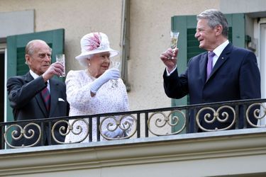 La reine Elizabeth II et le prince Philip à l'ambassade de Grande-Bretagne à Berlin, le 25 juin 2015