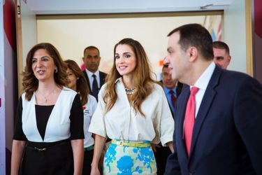 La reine Rania de Jordanie à l'exposition du Fonds du roi Abdallah II en faveur du développement à Amman, le 3 juin 2015