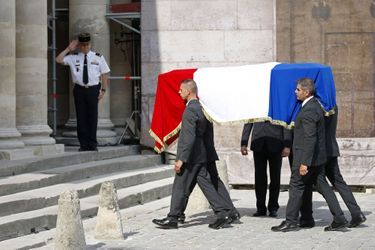 Le cercueil de Charles Pasqua, drapé de bleu-blanc-rouge