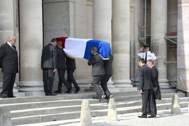 Le cercueil de Charles Pasqua, drapé de bleu-blanc-rouge