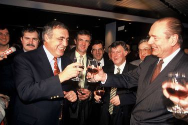 ...Chirac et Séguin trinquent à Dijon en février 1995