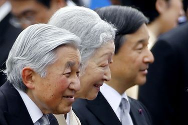 L’empereur Akihito et l’impératrice Michiko du Japon avec le prince Naruhito à Tokyo, le 21 avril 2015