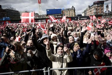 La foule des Danois rassemblés pour acclamer leur Reine pour ses 75 ans à Copenhague, le 16 avril 2015