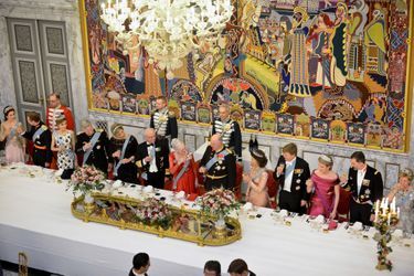 La reine Margrethe II de Danemark et les invités royaux du dîner de gala de ses 75 ans, à Copenhague le 15 avril 2015