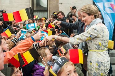 La reine Mathilde et le roi Philippe de Belgique sur la Grand-Place de Nivelles, le 30 avril 2015