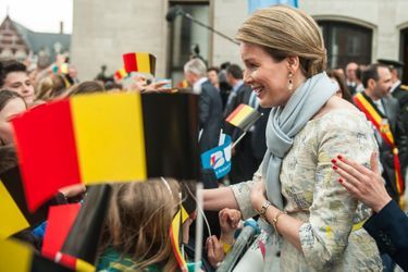 La reine Mathilde et le roi Philippe de Belgique sur la Grand-Place de Nivelles, le 30 avril 2015
