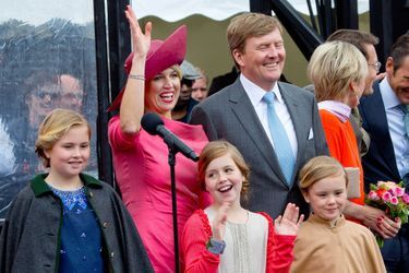 La reine Maxima et le roi Willem-Alexander avec leurs filles au Jour du Roi à Dordrecht, le 27 avril 2015