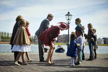 La reine Maxima et le roi Willem-Alexander avec leurs filles au Jour du Roi à Dordrecht, le 27 avril 2015