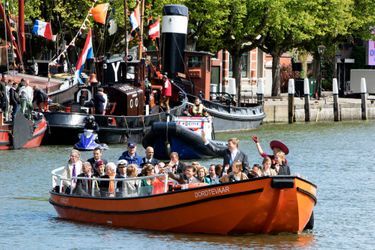 La reine Maxima et le roi Willem-Alexander avec leurs filles et la famille royale au Jour du Roi à Dordrecht, le 27 avril 2015