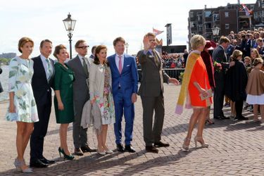 La reine Maxima et le roi Willem-Alexander avec leurs filles et la famille royale au Jour du Roi à Dordrecht, le 27 avril 2015