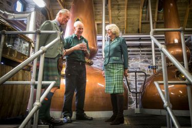 Le prince Charles et Camilla Parker Bowles inaugurent la Ballindalloch Distillery, le 16 avril 2015