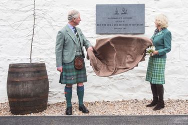 Le prince Charles et Camilla Parker Bowles inaugurent la Ballindalloch Distillery, le 16 avril 2015