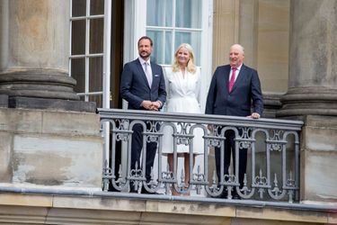 Le prince Haakon et la princesse Mette-Marit avec le roi Harald V de Norvège à Copenhague, le 16 avril 2015