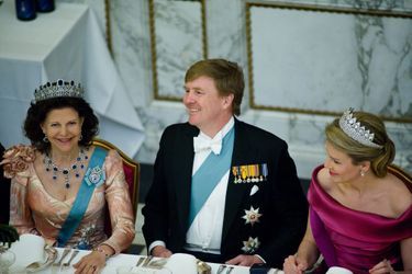 Le roi Willem-Alexander des Pays-Bas encadré des reines Silvia de Suède et Mathilde de Belgique, à Copenhague le 15 avril 2015