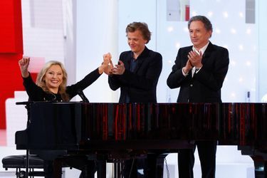 Véronique Sanson, avec Alex Lutz et Michel Drucker, lors de l'enregistrement de "Vivement Dimanche", le 22 avril 2015