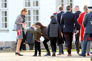 A gauche, la reine Mathilde de Belgique avec le prince Vincent de Danemark au palais de Fredensborg, le 16 avril 2015