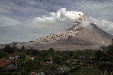 L&#039;éruption du mont Sinabung se poursuit, le 1er avril, sur l&#039;île de Sumatra, en Indonésie