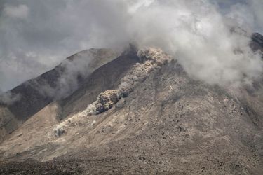 L&#039;éruption du mont Sinabung se poursuit, le 1er avril, sur l&#039;île de Sumatra, en Indonésie