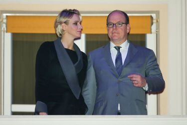 La princesse Charlène et le prince Albert II de Monaco au balcon du Palais de Monaco, le 3 avril 2015