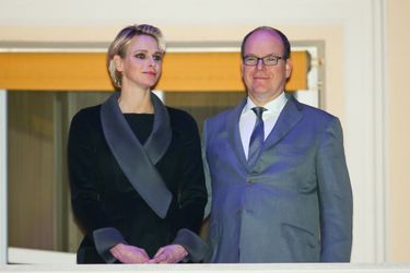 La princesse Charlène et le prince Albert II de Monaco au balcon du Palais de Monaco, le 3 avril 2015