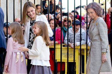 La reine Letizia d'Espagne avec ses filles et sa belle-mère l'ex-reine Sofia à Palma de Majorque, le 5 avril 2015