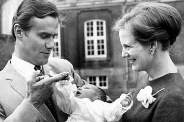 La reine Margrethe II de Danemark avec le prince Henrik et leur fils Frederik, le 8 juin 1968