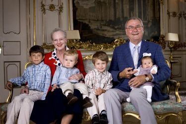 La reine Margrethe II de Danemark avec le prince Henrik et leurs petits-enfants Nicolai, Felix, Christian et Isabella, le 10 juin 2007