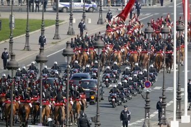 Le convoi du président français et de son homologue tunisien, escorté par des gardes républicains 