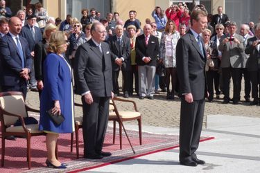 Le grand-duc Henri de Luxembourg avec Maria-Teresa et Jean de Luxembourg à Luxembourg, le 14 avril 2015