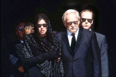 Le prince Rainier III de Monaco avec Caroline et Albert lors des obsèques de Stefano Casiraghi, le 5 octobre 1990