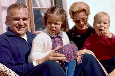 Le prince Rainier III de Monaco avec la princesse Grace, Caroline et Albert, le 1er janvier 1962