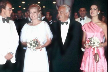 Le prince Rainier III de Monaco avec la princesse Grace, Caroline et Albert, le 8 août 1980