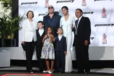 Vin Diesel, entouré de ses parents, de sa compagne et de leurs enfants, à Los Angeles le 1er avril 2015