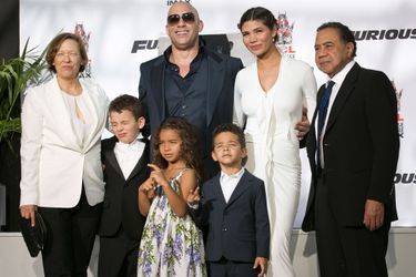 Vin Diesel, entouré de ses parents, de sa compagne et de leurs enfants, à Los Angeles le 1er avril 2015