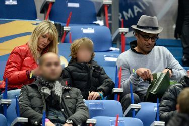Yannick Noah et Isabelle Camus, avec leur fils Joalukas au Stade de France, le 11 avril 2015