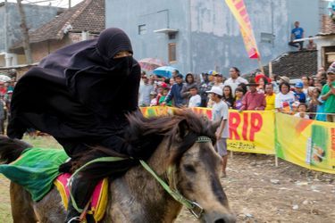 Course de chevaux pour les élèves d&#039;un pensionnat coranique en Indonésie