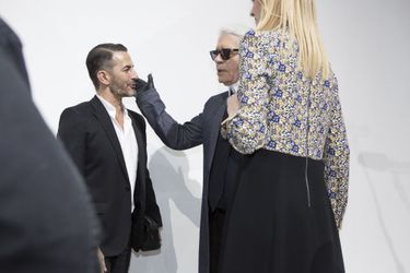Elan d’affection de Karl Lagerfeld pour Marc Jacobs sous les yeux de Delphine Arnault.Ils sont les « fashion designers<br />
 » de demain. Plus de mille stylistes<br />
, du monde entier, concouraient pour la deuxième édition du prix LVMH. Il n’en est resté que sept pour la finale, le 22 mai, à la Fondation Louis Vuitton. Pour les départager, Delphine Arnault<br />
, créatrice de ce concours, avait rassemblé un jury exceptionnel, les neuf directeurs artistiques des plus prestigieuses griffes du groupe.Les gagnants de ce prix décerné par un jury d’exception reçoivent une dotation de 450 000 eurosIls tissent l’air du temps. tous âgés de moins de 40 ans, ils doivent avoir déjà conçu et commercialisé au moins deux collections de prêt-à-porter. Une sévère sélection est efectuée parmi les 26 candidats retenus… Les sept finalistes ont dix minutes pour présenter au jury deux modèles. cette année, les vainqueurs sont les designers portugais installés à Londres Marta Marques et Paulo Almeida. ils remportent 300 000 euros. Le jury a également décidé de récompenser exceptionnellement le Français Simon Porte Jacquemus d’une bourse de 150 000 euros. Les lauréats bénéficieront en outre d’un an de suivi personnalisé par le groupe LVMH.A lire sur ce même sujet: Prix LVMH, les grands de demain<br />
