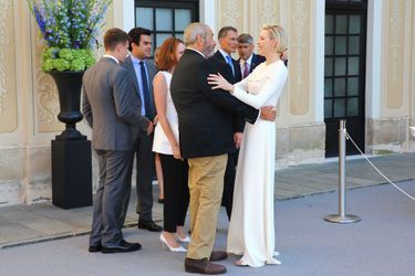 La princesse Charlène de Monaco avec Dick Wolf au Palais princier à Monaco, le 17 juin 2015