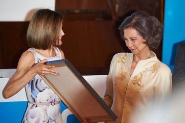 La reine Letizia d'Espagne remet un prix 2015 de l'Unicef à l'ex-reine Sofia à Madrid, le 23 juin 2015