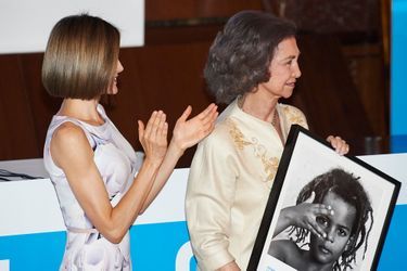 La reine Letizia d'Espagne remet un prix 2015 de l'Unicef à l'ex-reine Sofia à Madrid, le 23 juin 2015