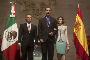 La reine Letizia et le roi Felipe VI d'Espagne avec le maire de Mexico, le 29 juin 2015