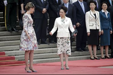 La reine Mathilde de Belgique avec Peng Liuyan, l&#039;épouse du président chinois, à Pékin le 23 juin 2015 