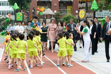 La reine Mathilde de Belgique dans une école maternelle de Wuhan, le 22 juin 2015