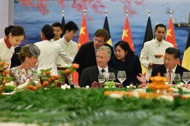La reine Mathilde et le roi Philippe de Belgique avec le président chinois Xi Jinping, à Pékin le 23 juin 2015 