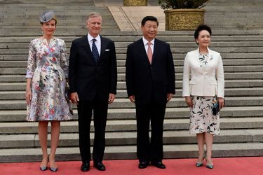 La reine Mathilde et le roi Philippe de Belgique avec le président chinois Xi Jinping et son épouse, à Pékin le 23 juin 2015 