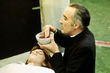 Père Michael Rayner dans "Une fille... pour le diable" (1976)