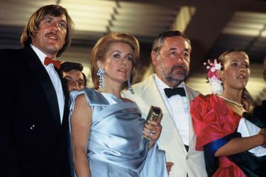 Avec Gerard Depardieu, Catherine Deneuve, Philippe Noiret à la projection de &quot;Fort Saganne&quot;, 1984