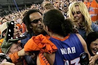 Avec Joakim Noah lors de sa victoire avec les Florida Gators, avril 2006