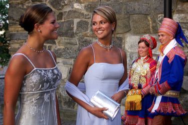 Avec Victoria, pour un diner de gala à la veille du mariage d'Haakon de Norvège et Mette-Marit, en 2001
