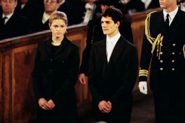 Avec son frère Carl Philip aux obsèques du prince Bertil (l'oncle du roi Carl Gustaf) en 1997